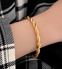 Load image into Gallery viewer, Women's Designer Gold Bangle + Gift Box

