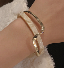 Load image into Gallery viewer, Women's Elegant Gold Bangle

