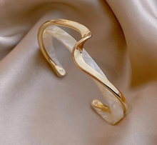 Load image into Gallery viewer, Women's Elegant Gold Bangle

