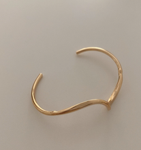 Load image into Gallery viewer, Women's Stunning Gold Bangle
