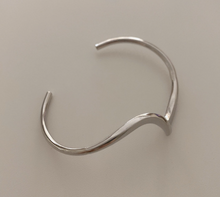 Load image into Gallery viewer, Women's Stunning Gold Bangle

