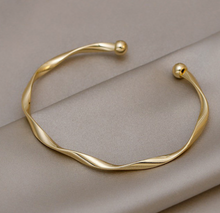 Load image into Gallery viewer, Women's Beautiful Gold Bangle
