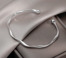 Load image into Gallery viewer, Women's Beautiful Gold Bangle
