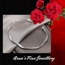 Load image into Gallery viewer, Women's Beautiful Gold Bangle
