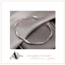 Load image into Gallery viewer, Women's Beautiful Gold Bangle
