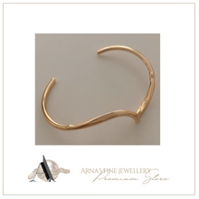 Load image into Gallery viewer, Women's Stunning Gold Bangle
